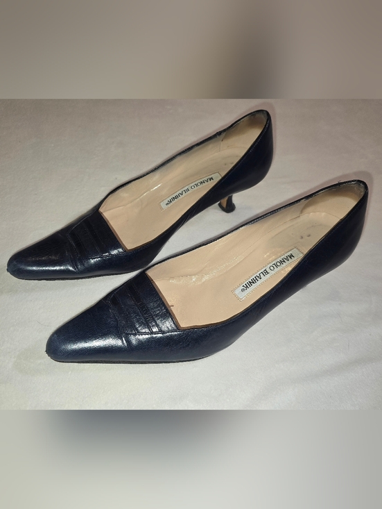Manolo Blahnik Carolyne Navy Blue Leather Pointed Toe Pumps Size 35.5